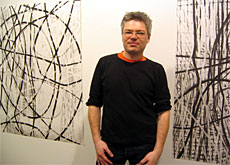 Oliver Kr�henb�hl with some of his charcoal drawings (swissinfo)